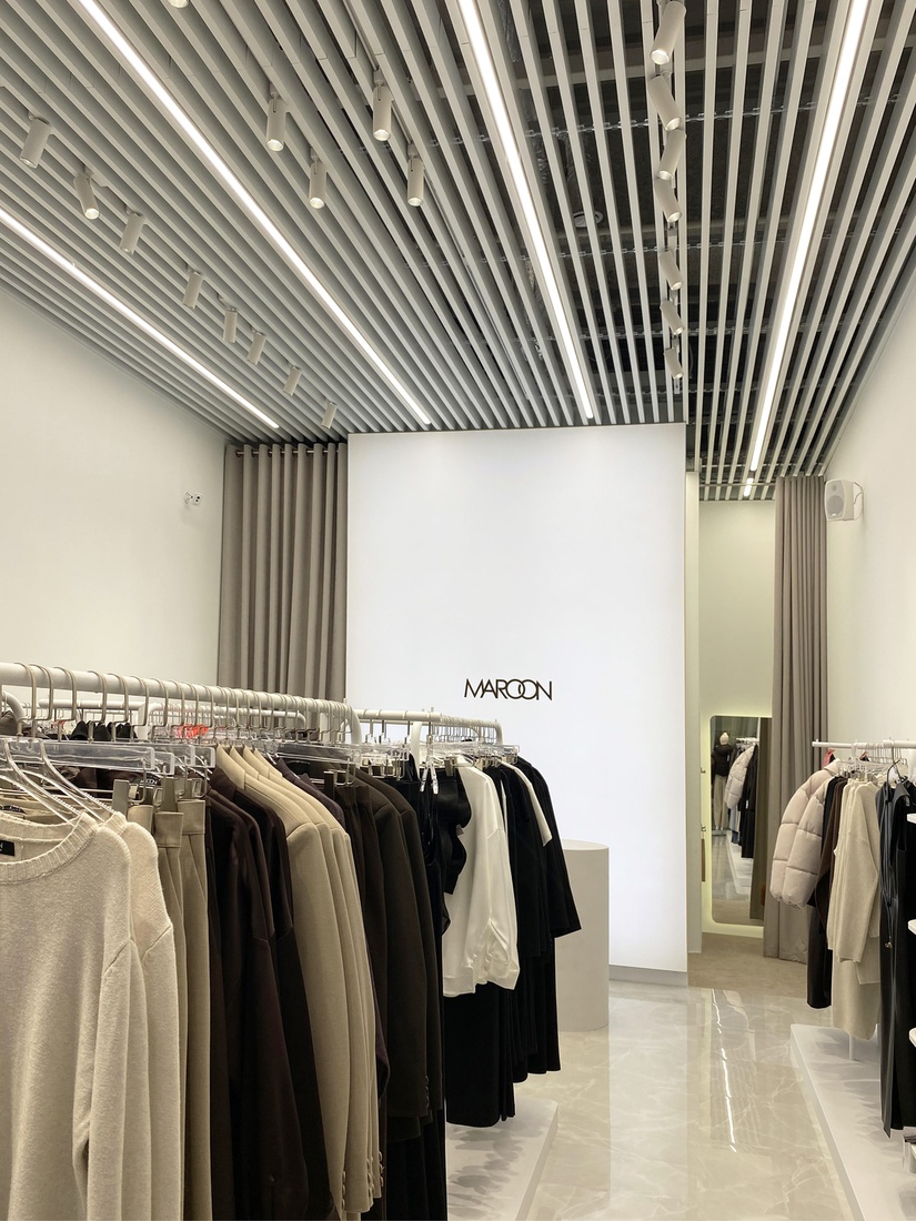 Дизайн простору магазину одягу бренду MAROON, ТЦ Лавіна, Київ  ( архітектор Олена Романюк )