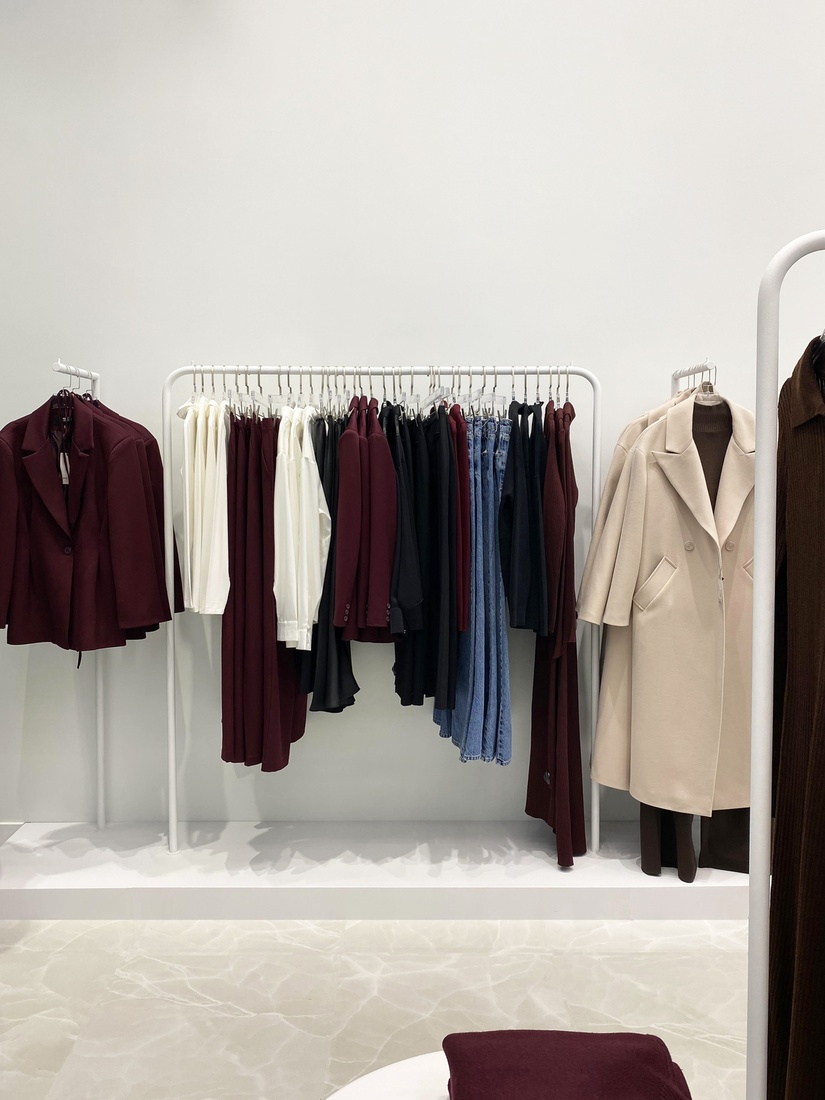 Дизайн простору магазину одягу бренду MAROON, ТЦ Лавіна, Київ  ( архітектор Олена Романюк )