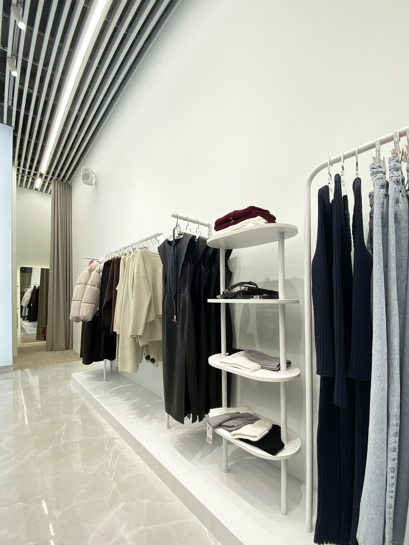 Дизайн простору магазину одягу бренду MAROON, ТЦ Лавіна, Київ  ( архітектор Олена Романюк )